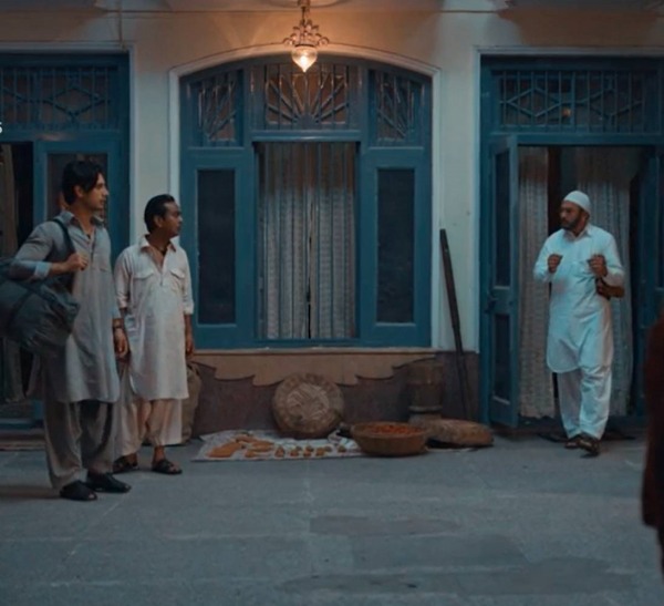 புனைக்கதை மூலம் உளவாளியாக செல்லும் காட்சி புனைக்கதை மூலம் உளவாளியாக செல்லும் காட்சி