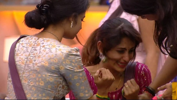 அடம்பிடித்து அழுத ஆயிஷா