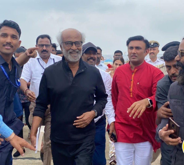 தனி விமானம் மூலம்