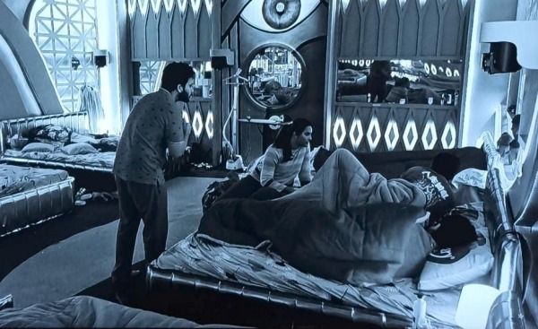 கட்டிலில் படுத்துக்கொண்டு அலறிய அமுதவாணன் கட்டிலில் படுத்துக்கொண்டு அலறிய அமுதவாணன்