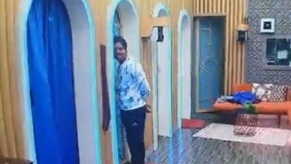 குளிப்பதை பார்த்த அமுதவாணன்