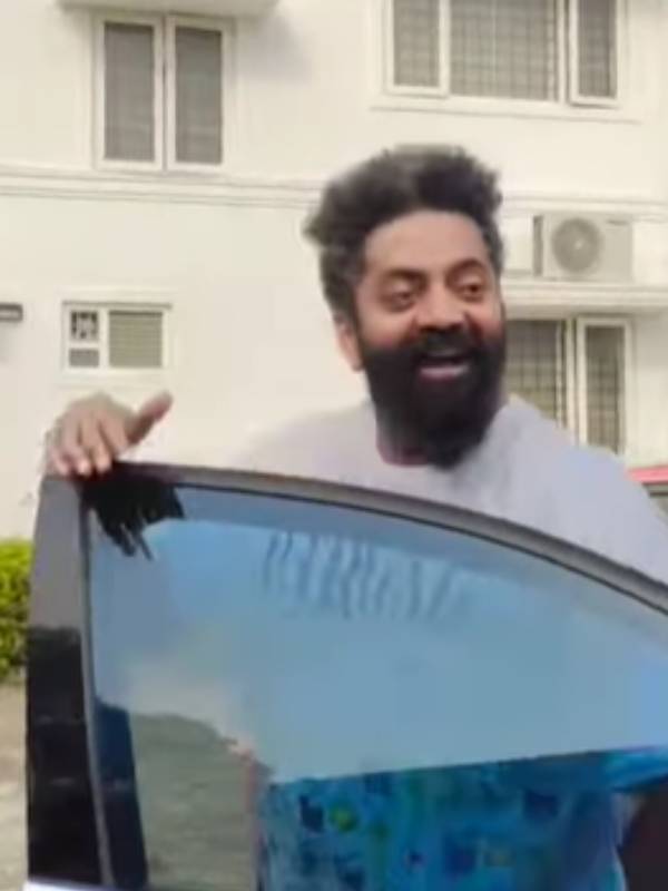 விசில் அடித்து வரவேற்றனர்