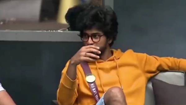 நெட்டிசன்கள் கேள்வி