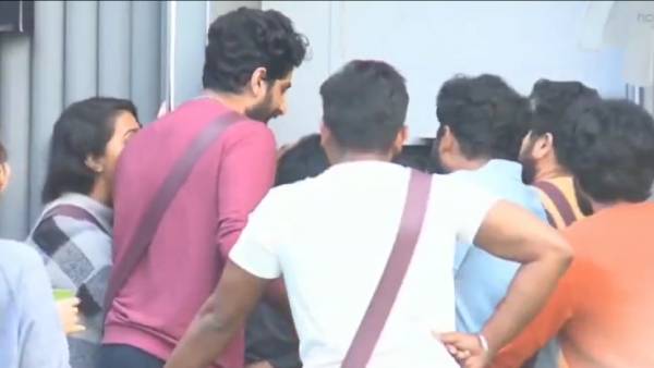 என்னடா நடக்குது அங்க?