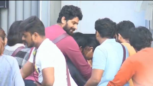 கைய அங்க வைக்காதீங்க