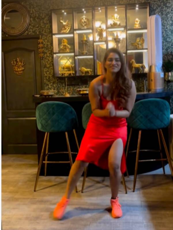 ஷிவானி செம குத்து 