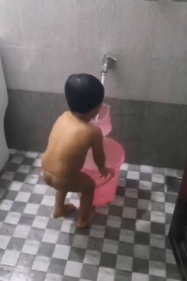 குட்டிக் குழந்தையின் வீடியோ 