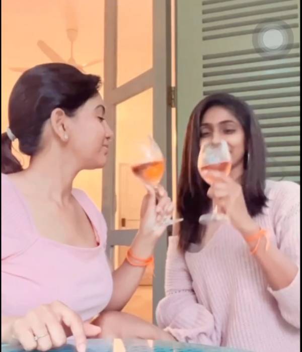 சரக்கு கிளாசுடன் சரக்கு கிளாசுடன்