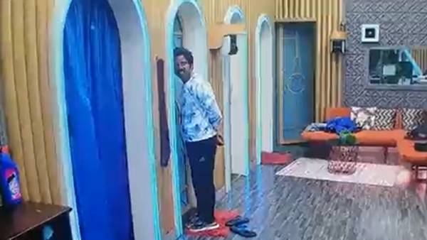 ஓட்டை வழியே 