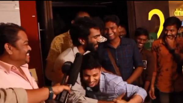 பிரதீப்பை தூக்கிய ரசிகர் 