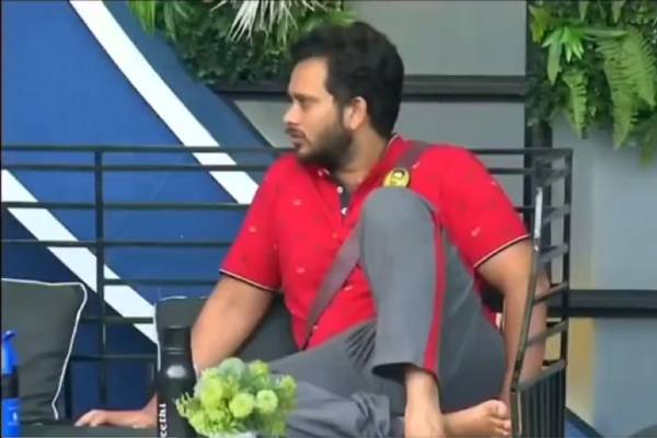 கேவலமாக பேசிய மைனா