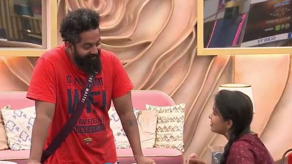 கைகள் வெட்டப்படும் 