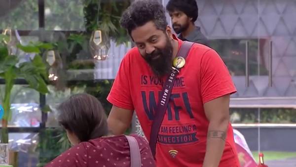 வரம்பு மீறுகிறார்