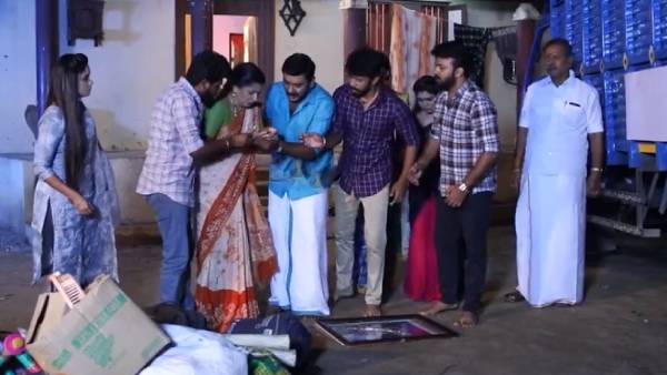 கையை கிழித்துக் கொள்ளும் தனம் 