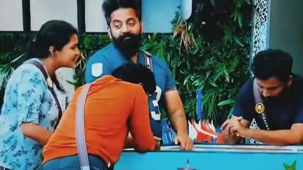  முதல் மரியாதை பாடலை போட்டு மீம்ஸ் போட்ட நெட்டிசன்கள் 