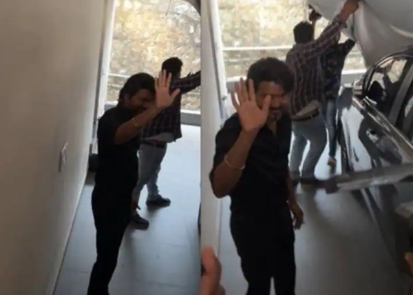 ரசிகர்களை சந்தித்தார் ரசிகர்களை சந்தித்தார்