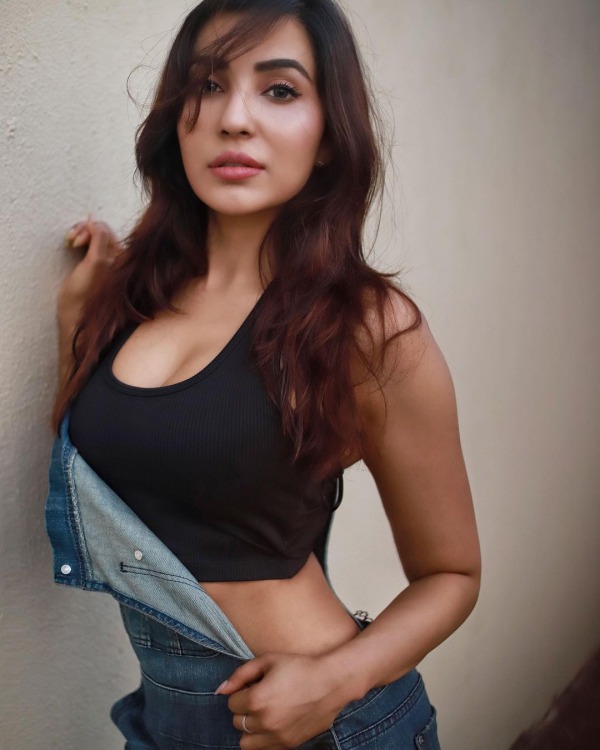 ஆபாசமாக பேசுகிறார்