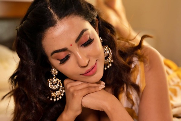 பார்வதி நாயர் பொய் சொல்கிறார்