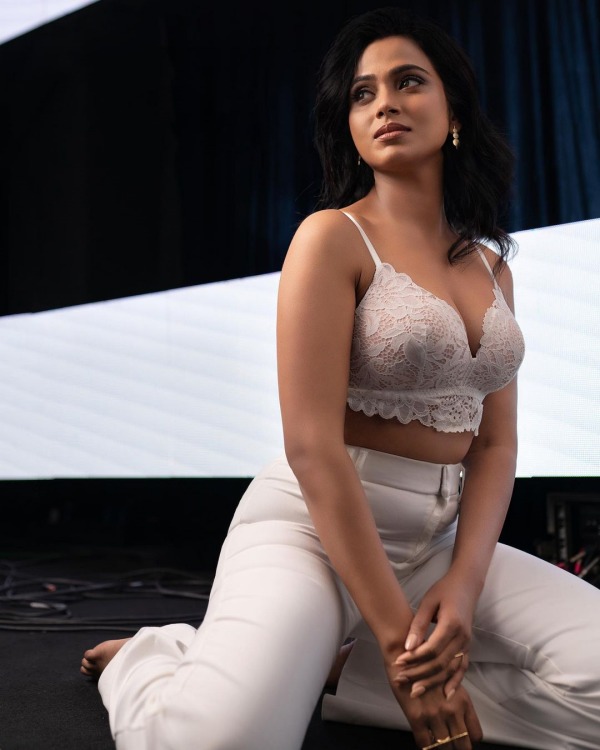 உள்ளாடையுடன் போஸ்