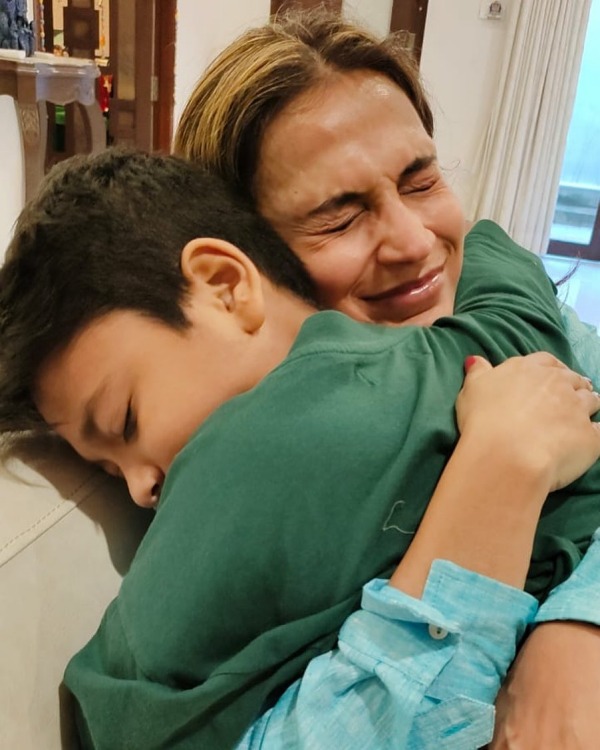 லிங்காவை கட்டியணைத்து லிங்காவை கட்டியணைத்து