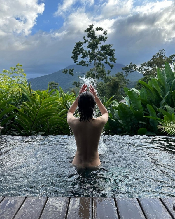 நிர்வாணக் குளியல் 