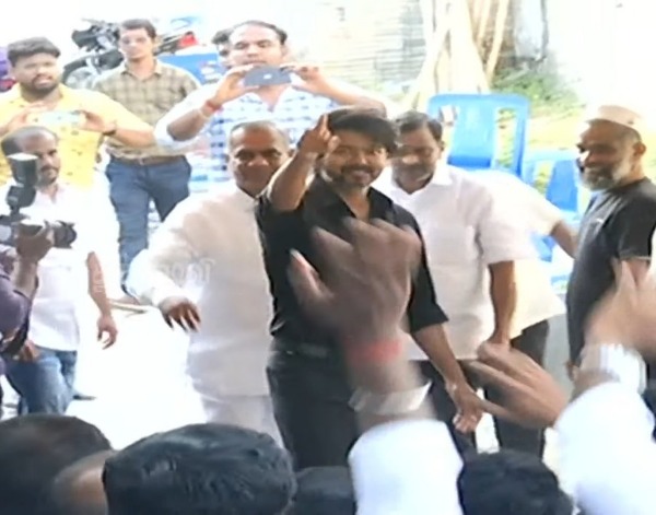 ரசிகர்களுக்கு அன்புக் கட்டளை ரசிகர்களுக்கு அன்புக் கட்டளை