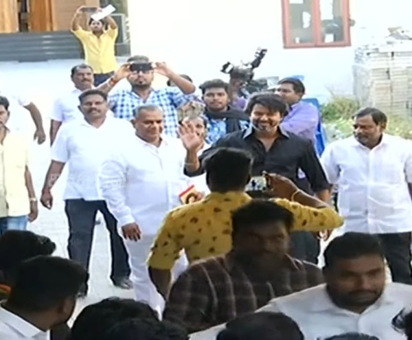 விஜய்யின் புது லுக் விஜய்யின் புது லுக்