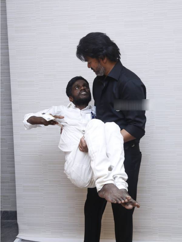 மாற்றுத்திறனாளியை தூக்கி 