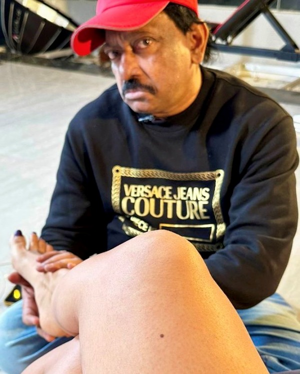 நடிகையின் காலுக்கு முத்தம்