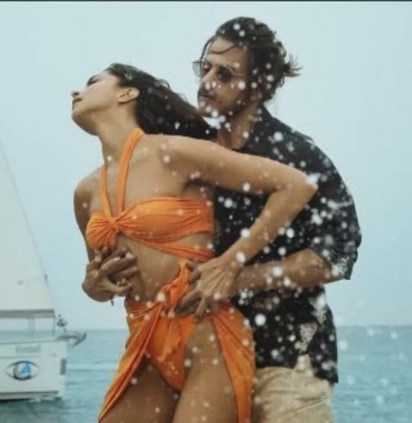 காவி பிகினி 