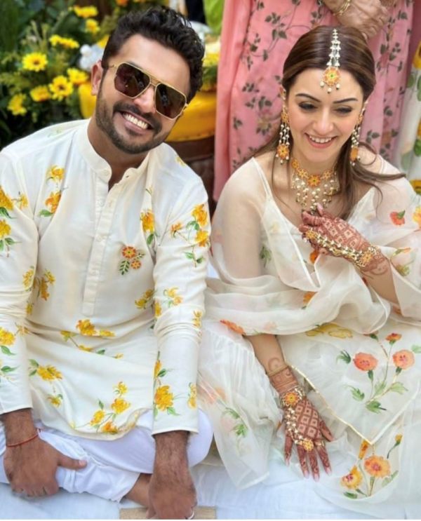 கைகளில் மருதாணி கைகளில் மருதாணி