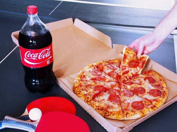 பீட்ஸாவுடன் கோக் 