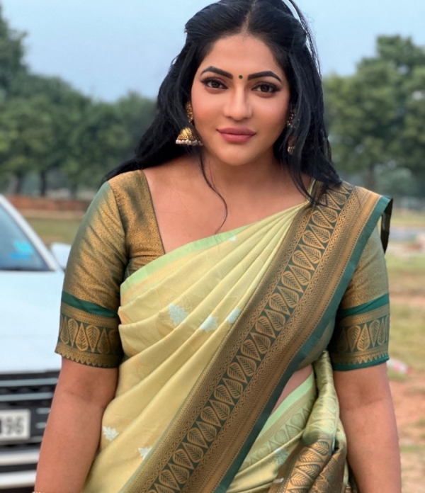 ரேஷ்மா பசுபுலேட்டி ஹாட் செக்ஸ் வீடியோ 