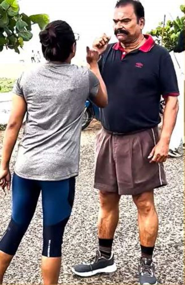 ஆபாசமாக நடித்தார் ஆபாசமாக நடித்தார்