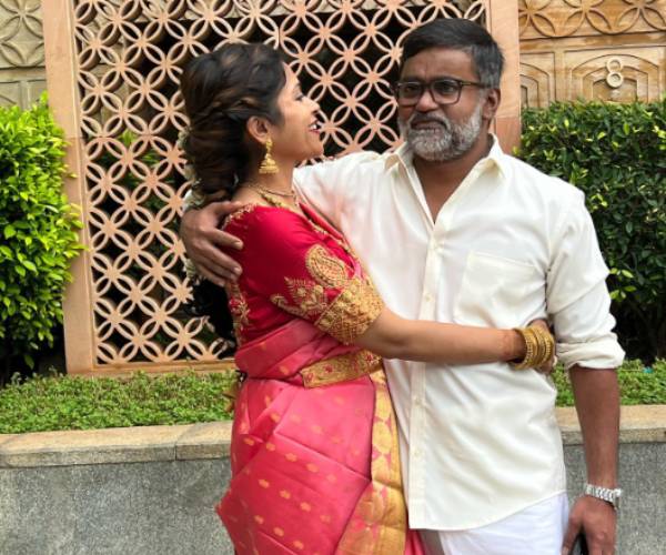 மனைவியுடன் கிறிஸ்துமஸ் கொண்டாட்டம்