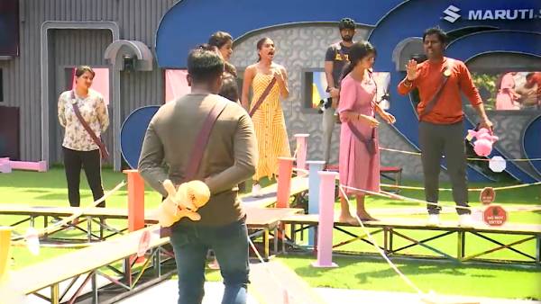 நாமினேட் ஆகாதவர்கள் 