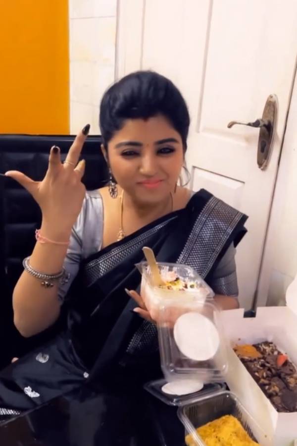 ப்ரௌனிக்களாக சாப்பிட்ட மகாலட்சுமி ப்ரௌனிக்களாக சாப்பிட்ட மகாலட்சுமி