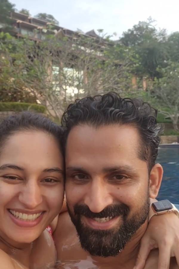 நீச்சல் குளத்தில் குளியல் நீச்சல் குளத்தில் குளியல்