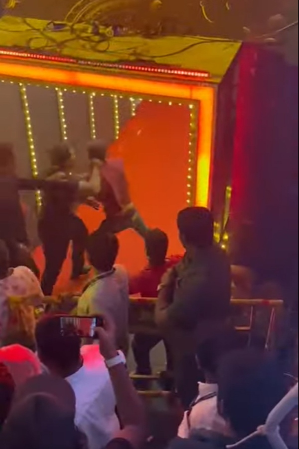 ரசிகர்களை தாக்கிய பவுன்சர்கள்