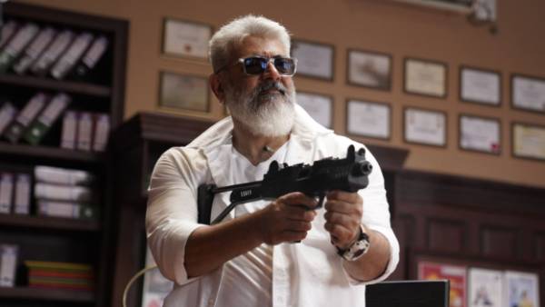 கையில் துப்பாக்கியுடன் கையில் துப்பாக்கியுடன்