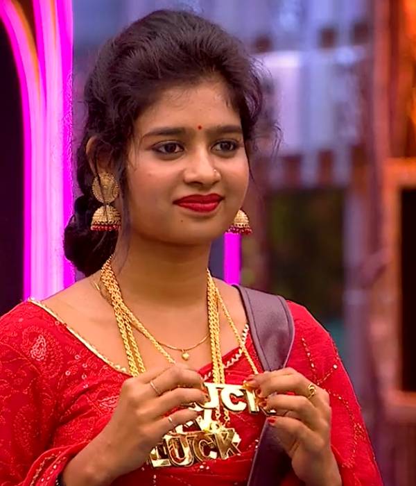 ஜனனி கழுத்தில் லக்கி மெடல் ஜனனி கழுத்தில் லக்கி மெடல்