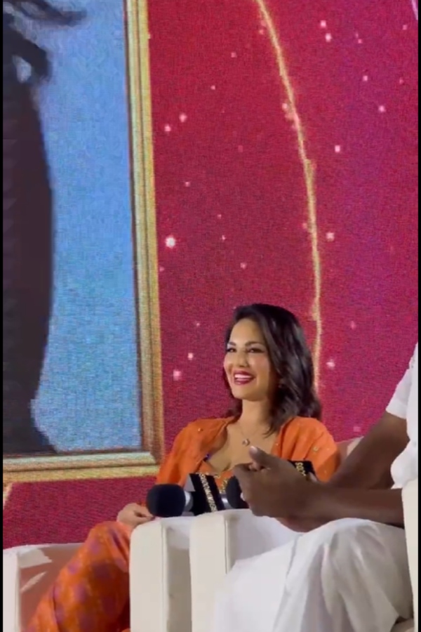 சன்னி லியோனின் ஓ மை கோஸ்ட் சன்னி லியோனின் ஓ மை கோஸ்ட்