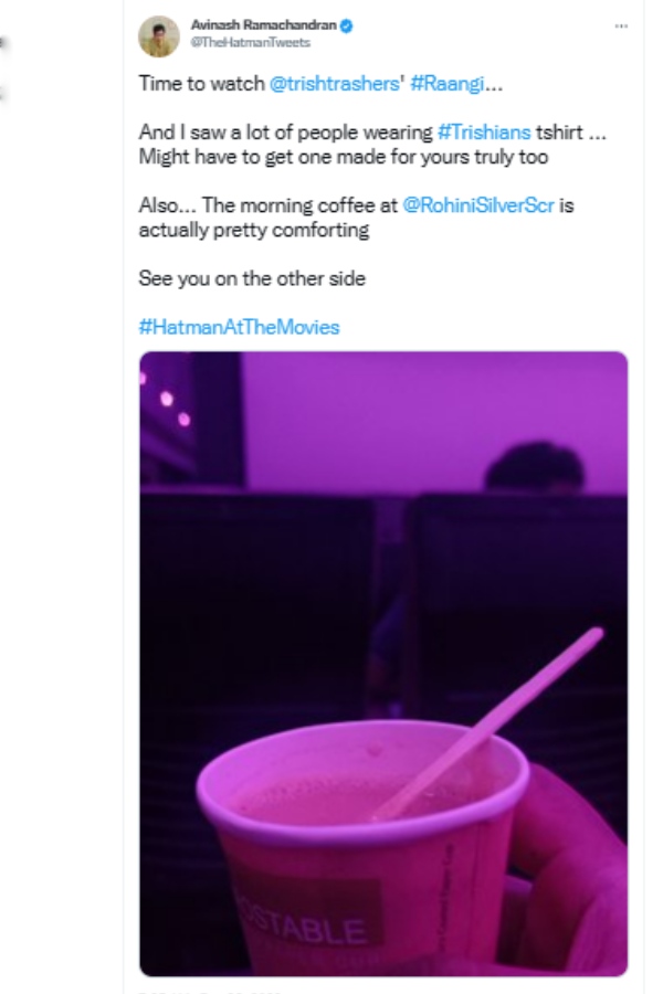 த்ரிஷா டி ஷர்ட் அணிந்து