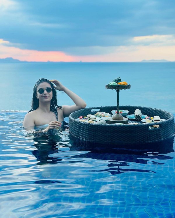 தாய்லாந்தில் பிகினி உடையில் 