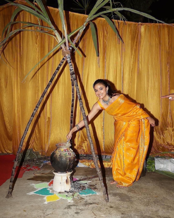 பொங்கல் வைத்த கீர்த்தி சுரேஷ் 