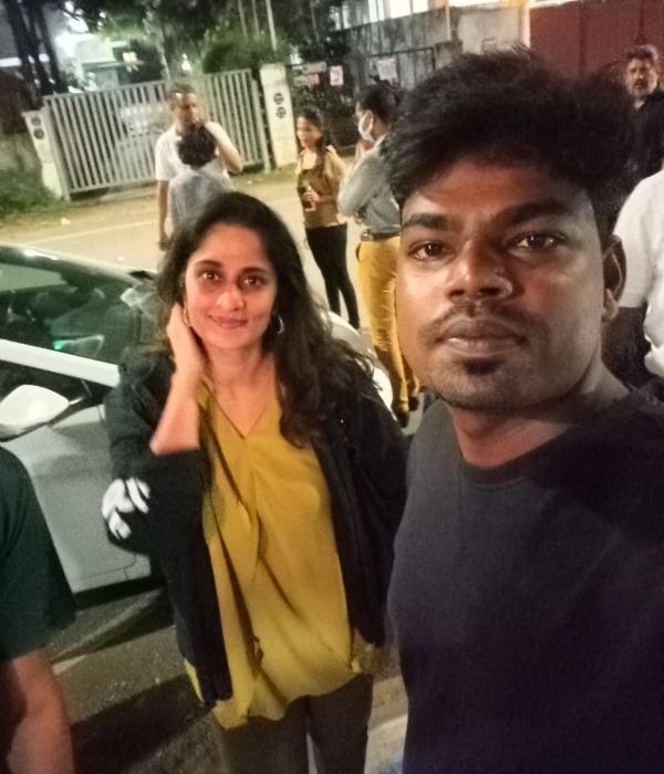 படம் பார்த்த ஷாலினி படம் பார்த்த ஷாலினி