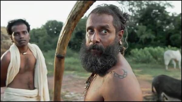 வித்தியாசமான கெட்டப்பில் விக்ரம் 