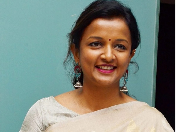 சமூக வலைதளங்களில் ஆக்டிவ் சமூக வலைதளங்களில் ஆக்டிவ்