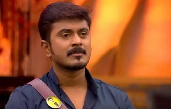 விளாசும் நெட்டிசன்கள்