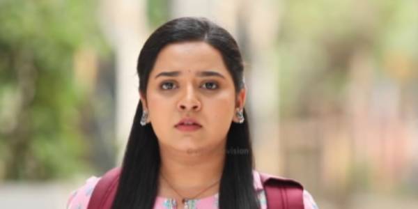 ட்யூஷனுக்கு போகும் இனியா